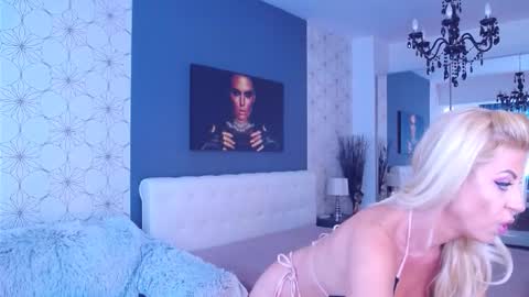 Snapshot of marimais chatting on 09.28.25 Mary Mais online show from 09.28.25