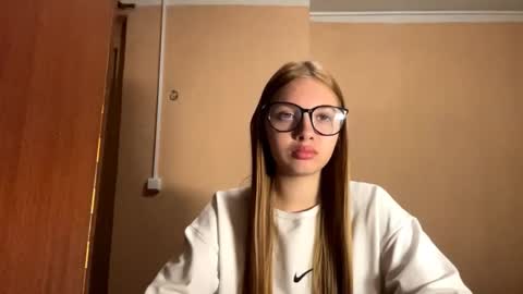 Snapshot of mariselamallicoat chatting on 10.29.25 Liza online show from 10.29.25