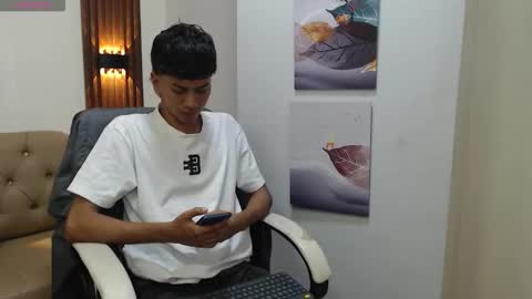 Snapshot of markbowie chatting on 10.04.25 markbowie online show from 10.04.25