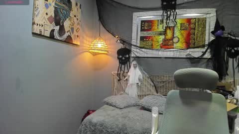 Snapshot of markbowie chatting on 10.17.25 markbowie online show from 10.17.25