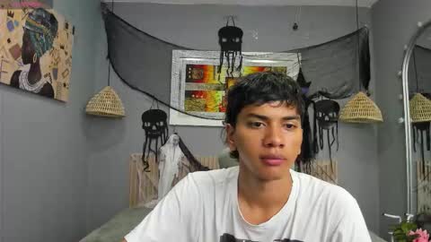 Snapshot of markbowie chatting on 10.28.25 markbowie online show from 10.28.25