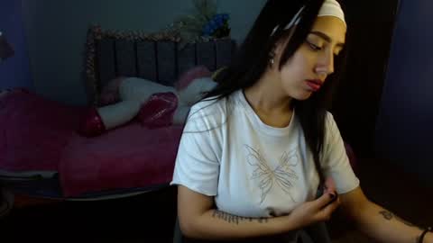 Snapshot of maroval2 chatting on 02.06.25 maroval online show from 02.06.25