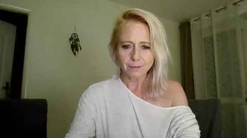 Snapshot of marrygorund chatting on 10.27.25 MaryGoRound online show from 10.27.25