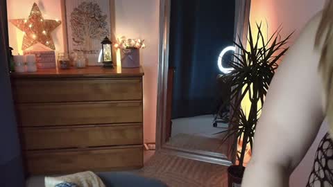 Maria  online broadcast from Tuesday to Suturday from 6 pm to 12 pm Germany time Sunday-Monday offline online show from 01.10.25