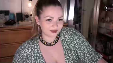 Maria  online broadcast from Tuesday to Suturday from 6 pm to 12 pm Germany time Sunday-Monday offline online show from 06.17.26