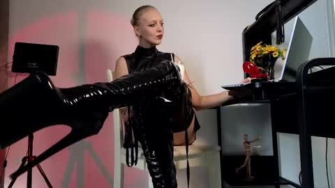 Snapshot of marthahoffman chatting on 10.04.25 Ultimate Goddess online show from 10.04.25