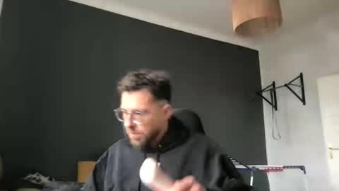 Snapshot of martinmagic467659 chatting on 12.14.25 martinmagic467659 online show from 12.14.25