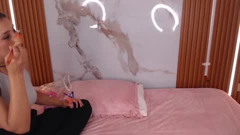 Snapshot of mary_live18 chatting on 11.14.25 Hi guys im Mary online show from 11.14.25