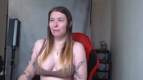 Snapshot of maryhotloves chatting on 10.21.25 MaryHotLoves online show from 10.21.25