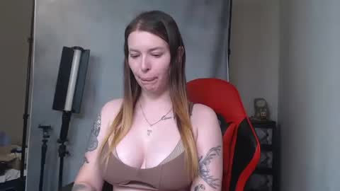 Snapshot of maryhotloves chatting on 10.22.25 MaryHotLoves online show from 10.22.25