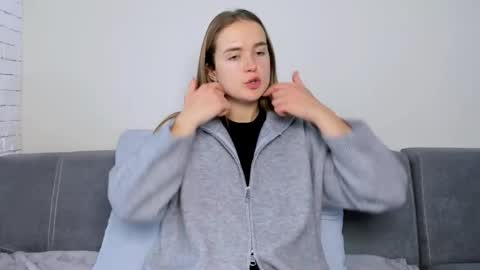 Snapshot of marylee_21 chatting on 12.16.25 Mari online show from 12.16.25