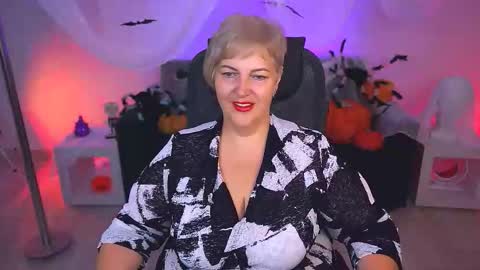 Snapshot of marymogan chatting on 10.23.25 marymogan online show from 10.23.25