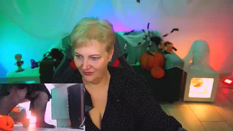 Snapshot of marymogan chatting on 10.31.25 marymogan online show from 10.31.25