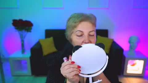 Snapshot of marymogan chatting on 11.10.25 marymogan online show from 11.10.25