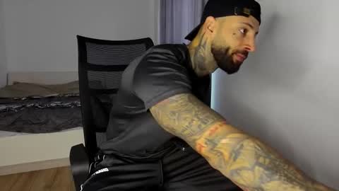 Snapshot of masculineguy69 chatting on 11.06.25 masculineguy69 online show from 11.06.25