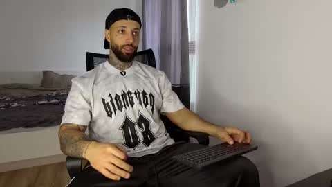 Snapshot of masculineguy69 chatting on 11.17.25 masculineguy69 online show from 11.17.25