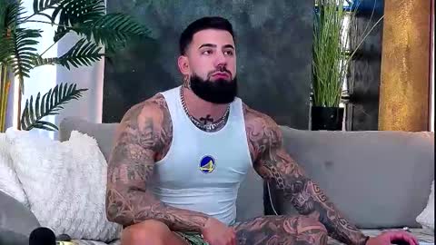 Snapshot of masterkingofmuscle chatting on 10.15.25 masterkingofmuscle online show from 10.15.25