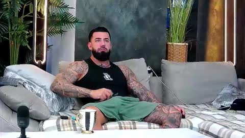 Snapshot of masterkingofmuscle chatting on 11.04.25 masterkingofmuscle online show from 11.04.25