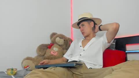 Snapshot of mateo_escobar chatting on 10.17.25 mateo_escobar online show from 10.17.25