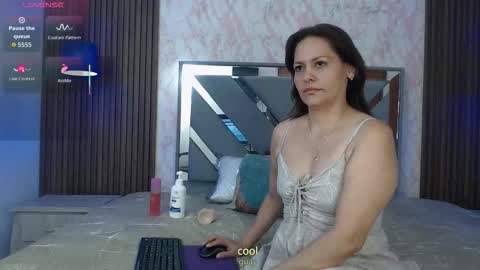 Snapshot of mature_victoriaa chatting on 10.19.25 mature_victoriaa online show from 10.19.25
