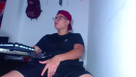 Snapshot of maty219 chatting on 11.19.25 maty219 online show from 11.19.25