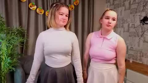 Snapshot of mauddenmon chatting on 11.02.25 Lucy online show from 11.02.25