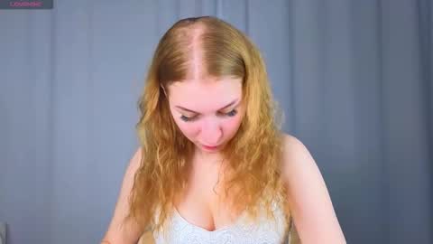 Snapshot of maureencoombs chatting on 09.24.25 maureencoombs online show from 09.24.25