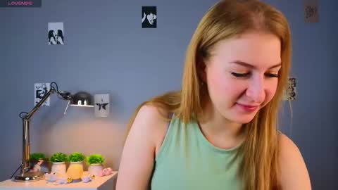 Snapshot of maureencoombs chatting on 10.16.25 maureencoombs online show from 10.16.25