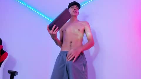 Snapshot of max_thomsonn chatting on 11.14.25 Max online show from 11.14.25