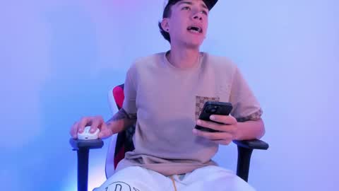 Snapshot of max_thomsonn chatting on 11.22.25 Max online show from 11.22.25