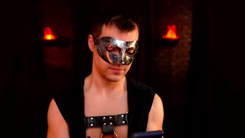 Snapshot of maxhughes chatting on 10.31.25 Max Hughes online show from 10.31.25