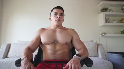 Snapshot of maximohoot chatting on 10.16.25 Sebastian online show from 10.16.25