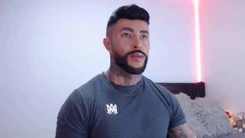 Independent Model online show from 10.19.25