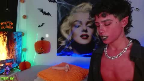 Snapshot of maxiy_001 chatting on 10.25.25 Max online show from 10.25.25