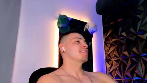 MAX online show from 11.04.25