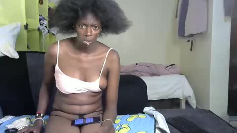 Snapshot of maxxinepetite chatting on 02.16.25 maxxinepetite online show from 02.16.25