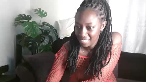 Snapshot of maxxinepetite chatting on 09.12.25 maxxinepetite online show from 09.12.25