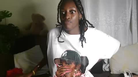 Snapshot of maxxinepetite chatting on 09.17.25 maxxinepetite online show from 09.17.25