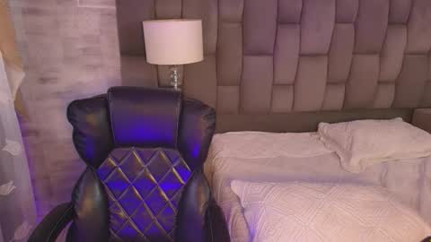 Maxine Minx online show from 11.16.25