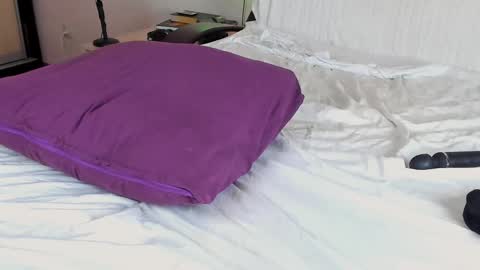 May Flower online show from 02.26.25