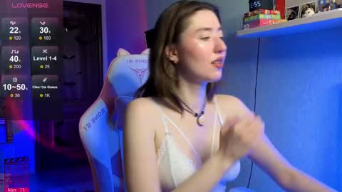 Snapshot of may_may_moon chatting on 05.27.26 may_may_moon online show from 05.27.26