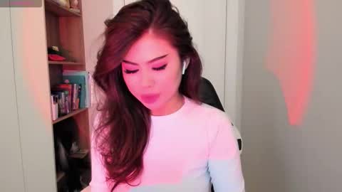 Mia online show from 12.17.25