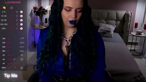 Maya Mils online show from 10.08.25