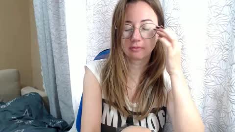 Snapshot of mayacateyes chatting on 09.20.25 Maya online show from 09.20.25