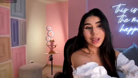 Snapshot of mayamoretti chatting on 11.01.25 Maya online show from 11.01.25