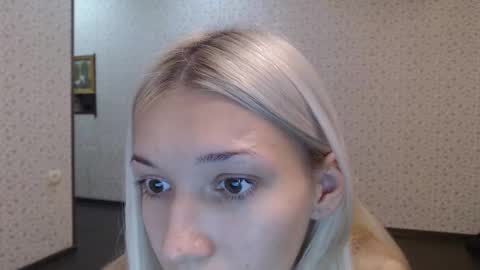 Snapshot of maybe_doll chatting on 10.09.25 maybe_doll online show from 10.09.25