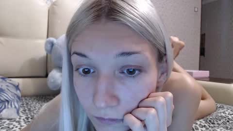 Snapshot of maybe_doll chatting on 10.10.25 maybe_doll online show from 10.10.25