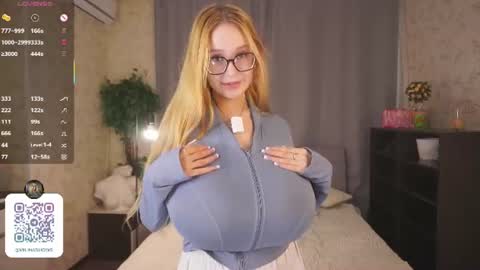 Snapshot of maybellebyone chatting on 06.19.26 Milina online show from 06.19.26