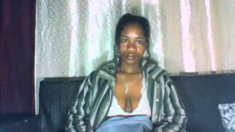 Snapshot of mayrah5 chatting on 09.29.25 mayrah online show from 09.29.25