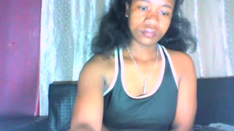 Snapshot of mayrah5 chatting on 10.06.25 mayrah online show from 10.06.25